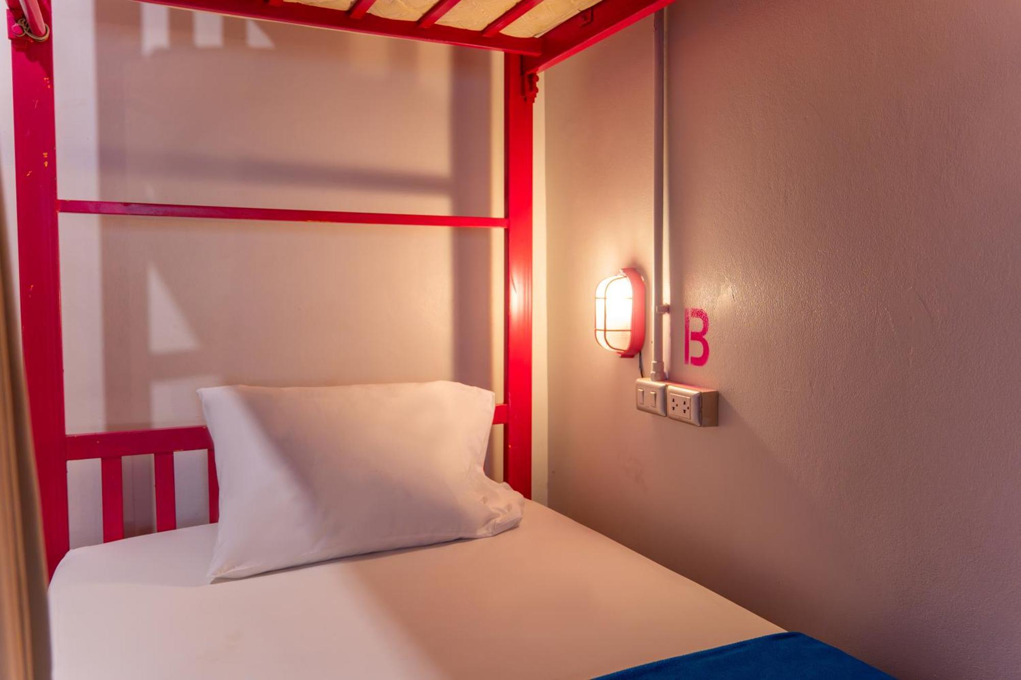 Slumber Surf Phuket Kata Hostel Eksteriør bilde