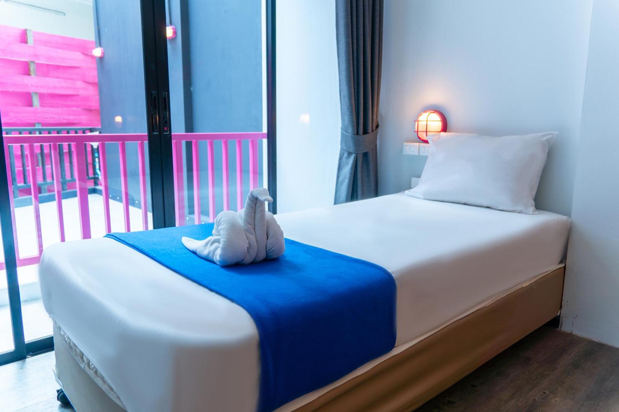 Slumber Surf Phuket Kata Hostel Eksteriør bilde